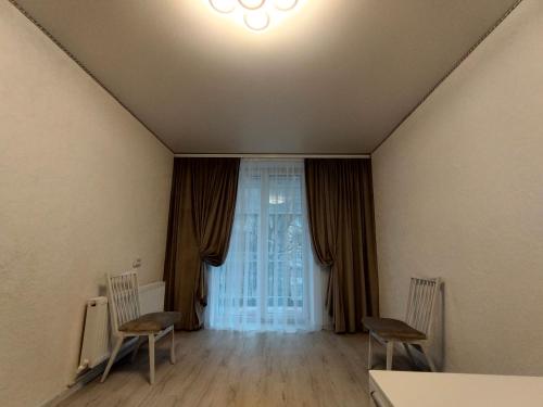 a living room with two chairs and a window at Apartament cu 1 camera in Soroca