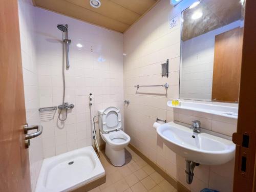 a bathroom with a toilet and a sink at فندق مهوى الفؤاد - المعابدة in An Naqāʼ