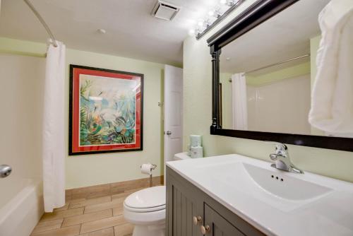 ein Badezimmer mit Waschbecken und Toilette in der Unterkunft The Cayo Coco | Key West Condo with Pool Hot Tub & Balcony Views in Key West