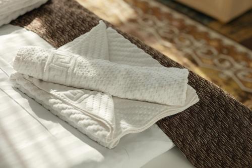 ein Paar weiße Socken auf einem Tisch in der Unterkunft Popasul de Wis in Moieciu de Jos