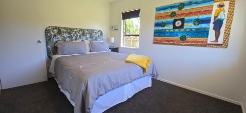 Ένα ή περισσότερα κρεβάτια σε δωμάτιο στο Bumble Bee Cottage