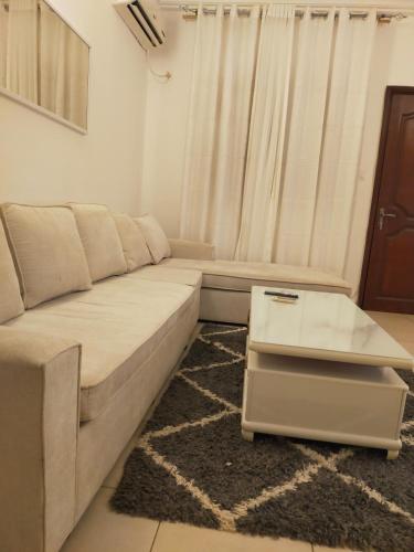 salon z kanapą i stolikiem kawowym w obiekcie Lux immo w mieście Jaunde