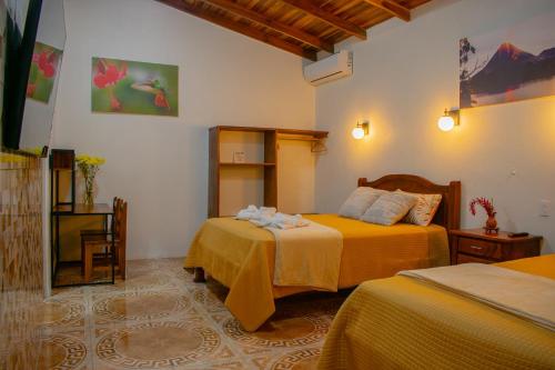 Postel nebo postele na pokoji v ubytování Arenal Descanso