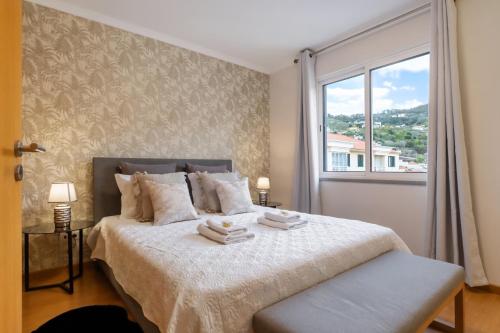 En eller flere senge i et værelse på Sunflower Stay by Homie