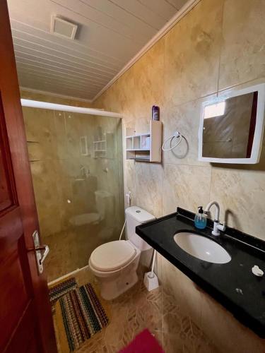 een badkamer met toilet en wastafel bij Casa Beberibe in Beberibe