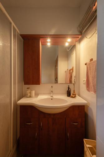 a bathroom with a sink and a mirror at אירוח בעמק in Yesod Hamaala