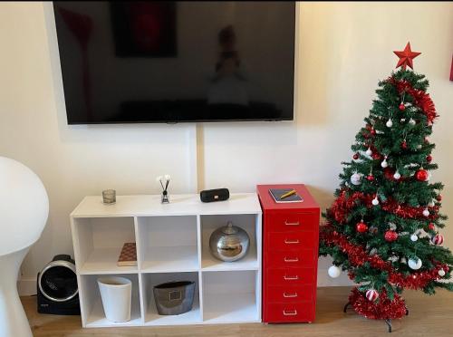 تلفاز و/أو أجهزة ترفيهية في Maison accès plage 1 à 6 personnes - Saint Georges d Oleron - Boyardville - 2 chambres - animaux acceptés nid d été