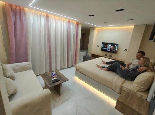 Una televisión o centro de entretenimiento en Jasmine Resort & Aqua park