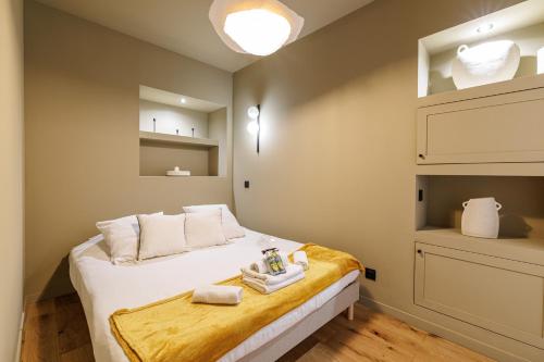 a bedroom with a bed with white towels on it at Wonderful Stay close to Garibaldi - Aircon in Nice
