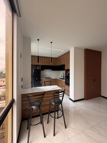 A kitchen or kitchenette at Garzonier de lujo