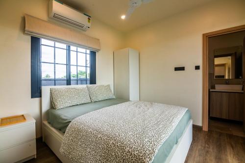 Postel nebo postele na pokoji v ubytování Serenity by Uberois