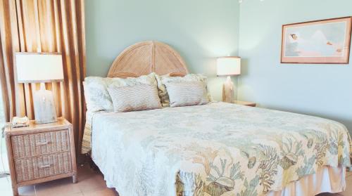 een slaapkamer met een groot bed met twee lampen bij Maui Eldorado Condo G101 in Kaanapali