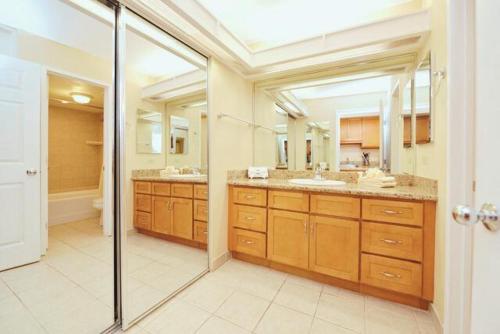 een grote badkamer met 2 wastafels en een douche bij Maui Eldorado Condo G101 in Kaanapali