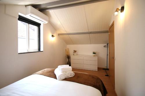 une chambre avec un lit avec des serviettes dessus dans l'établissement Lady Vine by Lady Collection, à Porto
