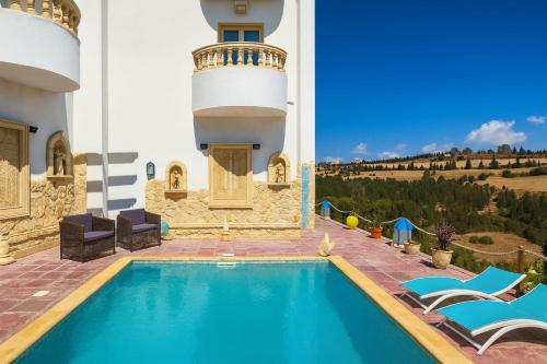 Bazén v ubytování Dar Kmar A sweet getaway in the hills of Hammamet nebo v jeho okolí