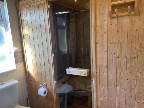 Phòng tắm tại Field View 2 bed 'S'- Sycamore