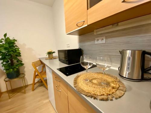 een keuken met twee wijnglazen op een aanrecht bij APPOVEL- Balkonové Studio in Olomouc