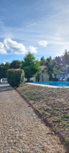 Swimmingpoolen hos eller tæt på Lugar de Levides