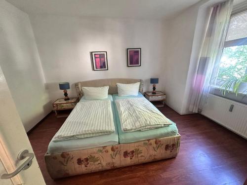 Fewo Warnemünde في روستوك: غرفة نوم بسرير ومصباح ونافذة