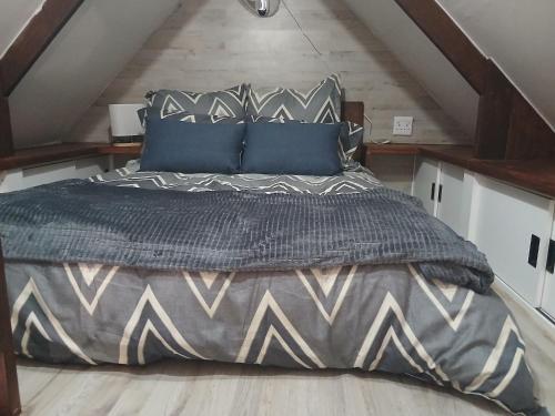 Postel nebo postele na pokoji v ubytování Quirky Tiny House