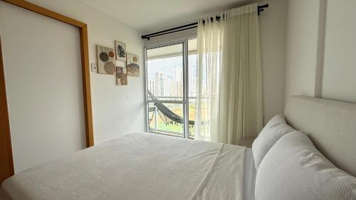 a bedroom with a bed and a large window at Blend - 1 Quarto 2 Camas 1 Vaga in Brasília