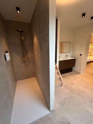 una camera con corridoio, lavandino e cucina di Manteka Logies a Ypres