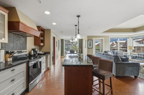 Кухня или мини-кухня в Sunset Ridge - Luxurious Corner Condo - Spectacular Mt Views with open Pool!
