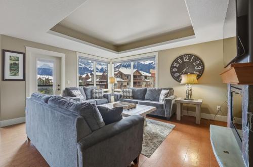 Гостиная зона в Sunset Ridge - Luxurious Corner Condo - Spectacular Mt Views with open Pool!