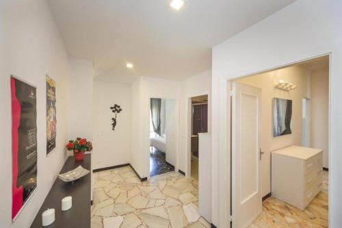 Casa celine moderna, relax, comoda alle spiagge e negozi في شيافاري: غرفة كبيرة مع مدخل مع حمام