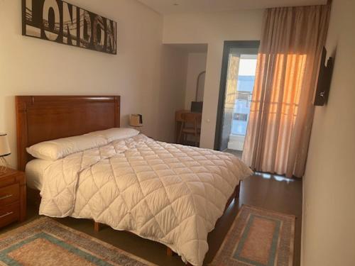 Postel nebo postele na pokoji v ubytování Modern Apt with sea view and10min to stadiums