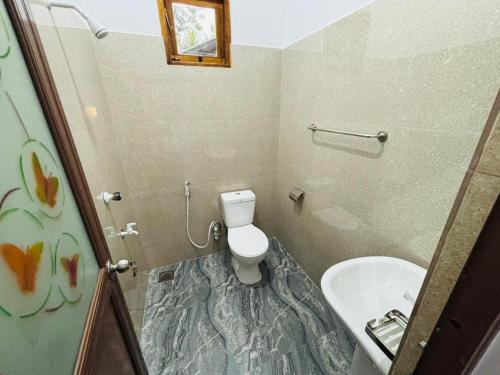 a bathroom with a toilet and a sink at Brampy Guest in Polonnaruwa