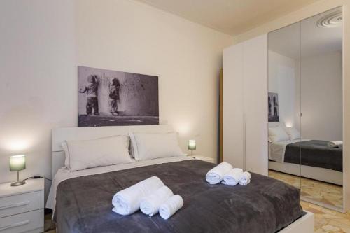 Casa celine moderna, relax, comoda alle spiagge e negozi في شيافاري: غرفة نوم عليها سرير وفوط بيضاء