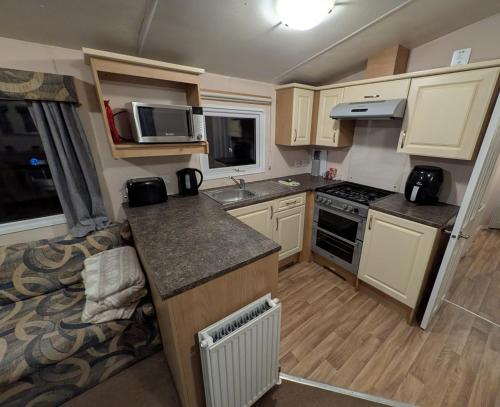 Η κουζίνα ή μικρή κουζίνα στο Stay static Hayling island holiday park