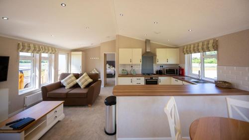 Primrose 1 bed-No Pets-Lily في Horham: مطبخ كبير وغرفة معيشة مع أريكة