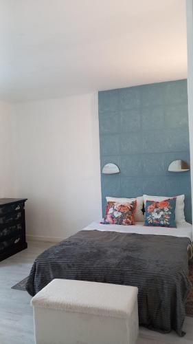 シャン・シュル・マルヌにあるVilla Horizonの青い壁の大きなベッドのある寝室