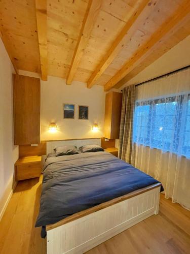 a bedroom with a large bed in a room at Cabana Roua in Borsa