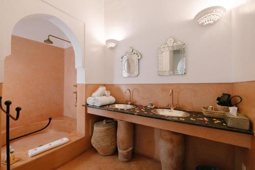 Ένα μπάνιο στο Dar Lalla F'dila