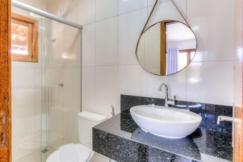 Village do Bosque - Rede Tonziro في بورتو سيغورو: حمام مع حوض ومرحاض ومرآة