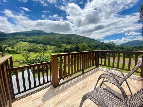 Chalé Mirante في برايا جراندي: سطح مع كرسيين وإطلالة على الجبال