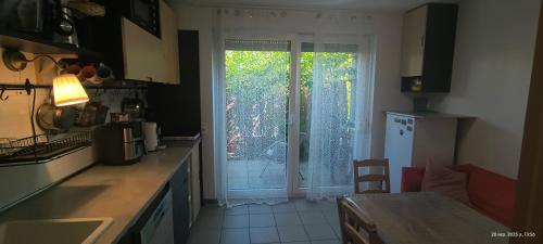 Een keuken of kitchenette bij Cozy Room in München