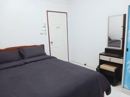 Ένα ή περισσότερα κρεβάτια σε δωμάτιο στο ปุญญพัฒน์ โฮมสเตย์