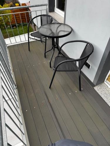 Dos sillas y una mesa en un balcón. en Zum Herold, en Thale
