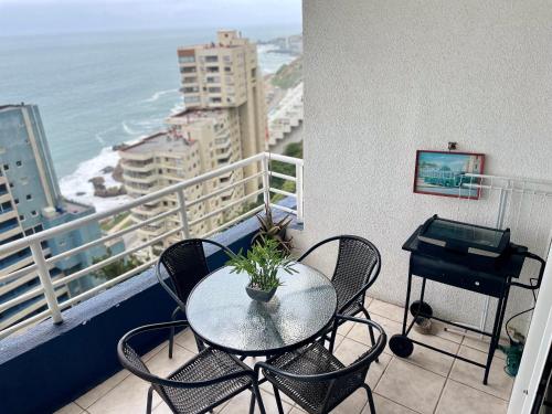 a table and chairs on a balcony with the ocean at Departamento arriendo remodelado in Viña del Mar