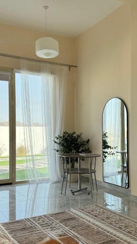 a room with a table with a mirror and a mirror at In The Peaks in Sharīyah