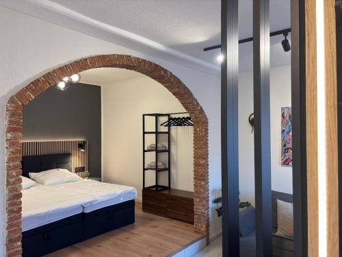 Ένα ή περισσότερα κρεβάτια σε δωμάτιο στο Bricks Superior Design Apartment - EG & Küche Zentral