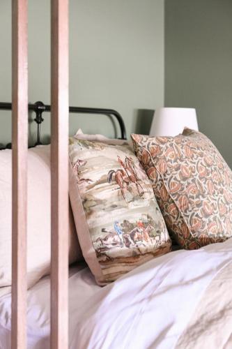 Avoca Studio في ريتشموند: سرير ووسادتين عليه