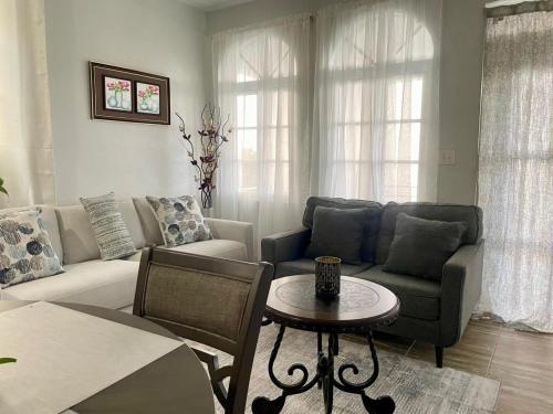 un soggiorno con un divano e un tavolo di Abigail's Esmeralda 2 bedrom Apt a Tortola Island