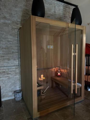a wooden cabinet with a wooden table in a room at Gîte le Saint-Honoré in Saint-Avertin