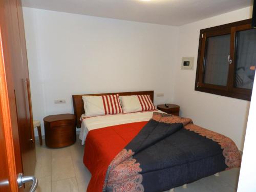ein kleines Schlafzimmer mit einem Bett und einem Fenster in der Unterkunft CASA ELENA 1 in Germignaga