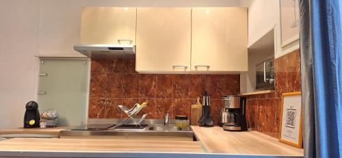 Kuchyň nebo kuchyňský kout v ubytování Le Cocon Millavois